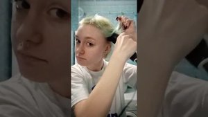 сбрила  волосы