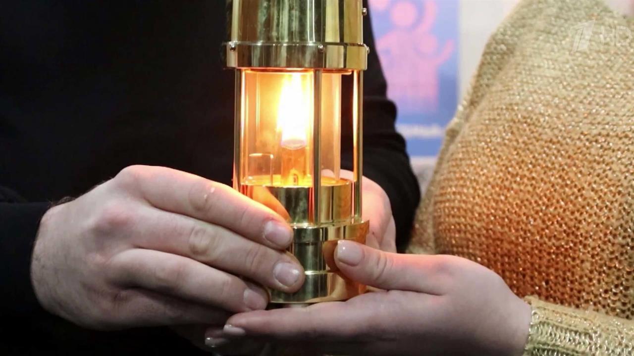 В 50 регионах России уже горят лампады с огнем от большого "Семейного очага"