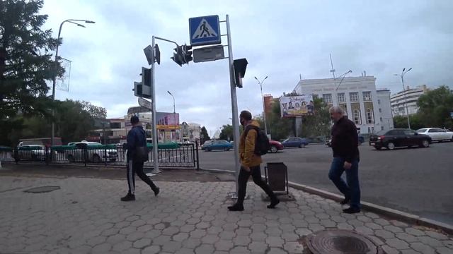 Караганда | воет сиреной непонятная машина на перекр. Абдирова и Бухар-Жырау летом 2021 года