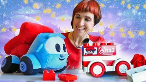 Мультики с машинками для детей. Маша Капуки и Грузовичок Лева распаковывают подарки на Новый год!