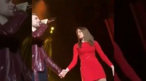 Егор Крид целует девушку, которая...