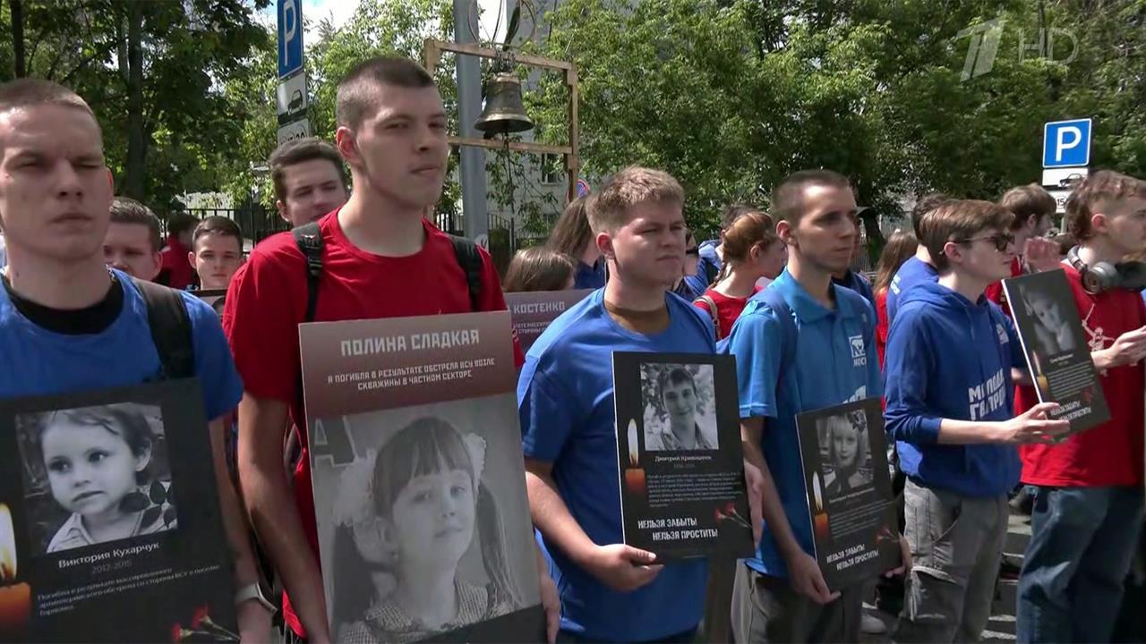 Десятки активистов "Молодой Гвардии Единой России" собрались у посольства США в Москве.