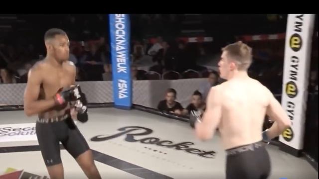 Amateur MMA Fighter STARCHES Opponent with Capoeira Kick смотреть онлайн