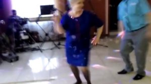 жена танцует на юбилее мужа