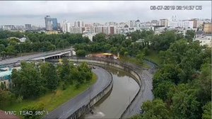 В Москве на набережной такси упало в реку