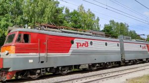Электровоз ВЛ11-118 с грузовым поездом