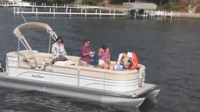 Понтонный катер для рыбалки и водных прогулок большой компанией Sunchaser Traverse 7522 Cruise смотреть онлайн