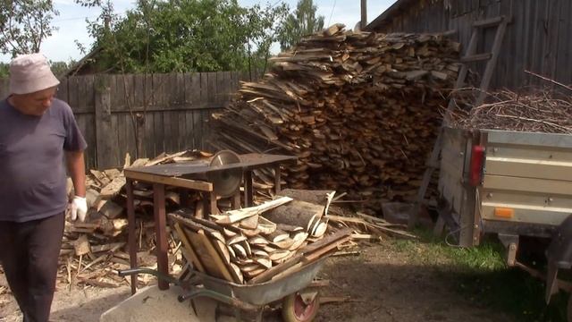 Пилю горбыль на дрова.