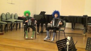 Два клоуна играют "Весёлое настроение" (А. Доренский). Баян