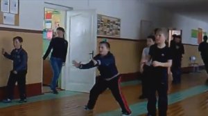 Школьники играют на перемене