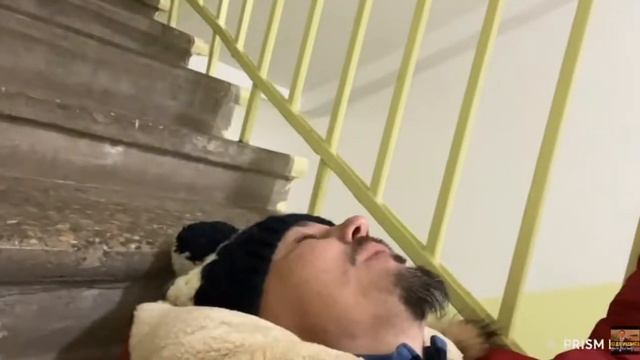 СИМОНОВ СЕРГЕЙ - ЛЮТАЯ АВТОНОМКА НА СТУПЕНЬКАХ В ПОДЪЕЗДЕ. смотреть онлайн