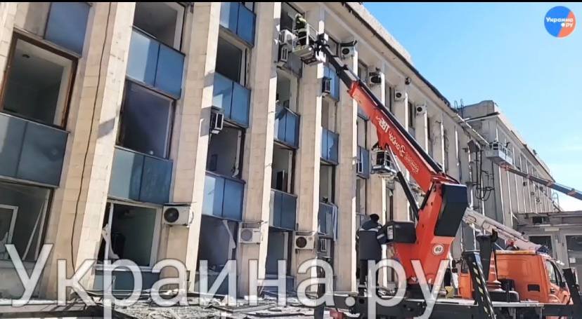 Коммунальщики Донецка разбирают завалы администрации после удара ВСУ