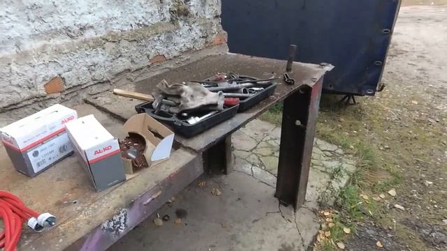 КАК ПОМЕНЯТЬ ТОРМОЗНЫЕ  КОЛОДКИ И ТРОСА НА ПРИЦЕПЕ . смотреть онлайн