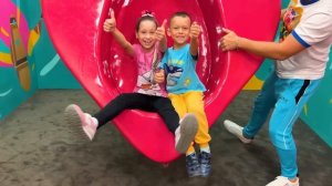 София и веселые приключения в волшебном игровом центе! Sofia and magic stories on the playground