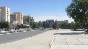 Май 2018 г.Зелень.Жара. От ЦУМа через шестую  школу до техникума.  Город Навои , Узбекистан.