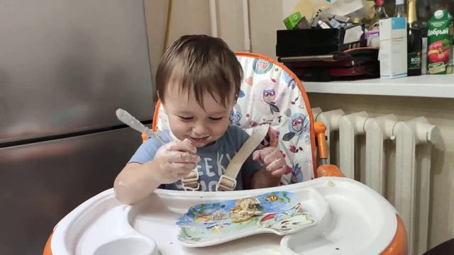 учимся кушать самостоятельно!малыш и еда! смотреть онлайн