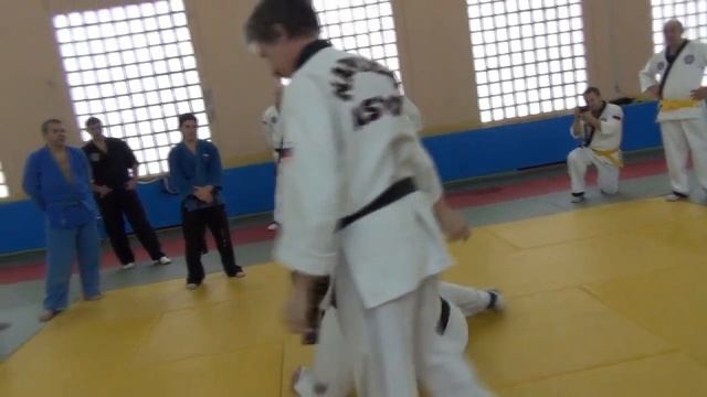 Броски в Кёнгму Хапкидо. Бросок с захватом верхней части рукава снаружи. (Базовый вариант)