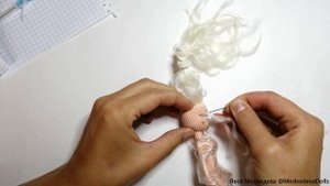 Крепление волос для вязаной куклы амигуруми. Прошивка волос кукле.