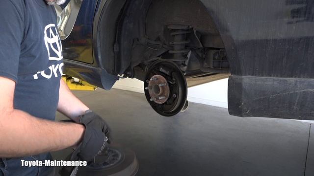 Toyota Matrix Rear Brakes смотреть онлайн