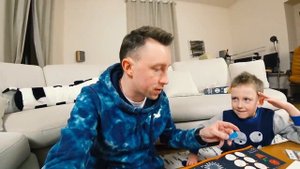 МАМА сварила ФИОЛЕТОВЫЙ БОРЩ ! Как теперь ЭТО есть ?! Илья и папа рисуют 3D ручкой ! Картонка ВЛОГ