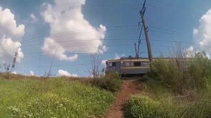 Положили под поезд камни/Поезд остановился ???