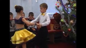 Девочка с мальчиком классно танцуют!