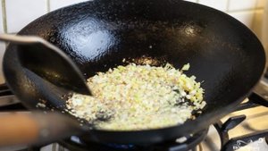 Курица с овощами в воке