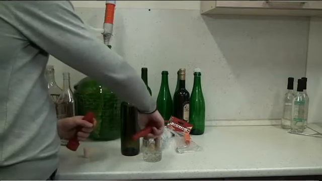 Укупорка винных бутылок ручным укупорщиком смотреть онлайн