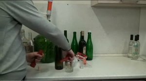 Укупорка винных бутылок ручным укупорщиком