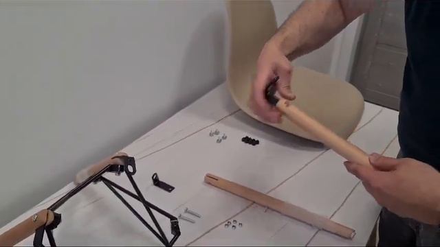 Сборка стула Eames пластиковый с деревянными ножками.