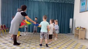 Музыкальная игра с парашютом для дошкольников «Зонтик мой цветной»