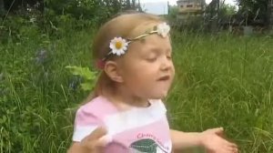 Девочка Вера рассказывает стих