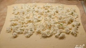 Рулет из слоеного теста с творогом