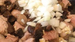 Фрикасе из свинины и грибов с плавленым сыром