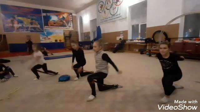 Мяч убегал, скакалка не слушалась, ноги от усталости отказывались работать, но характер шёл впереди смотреть онлайн