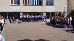 Выпускники 11 класса на торжественной линейке, посвящённой Последнему звонку