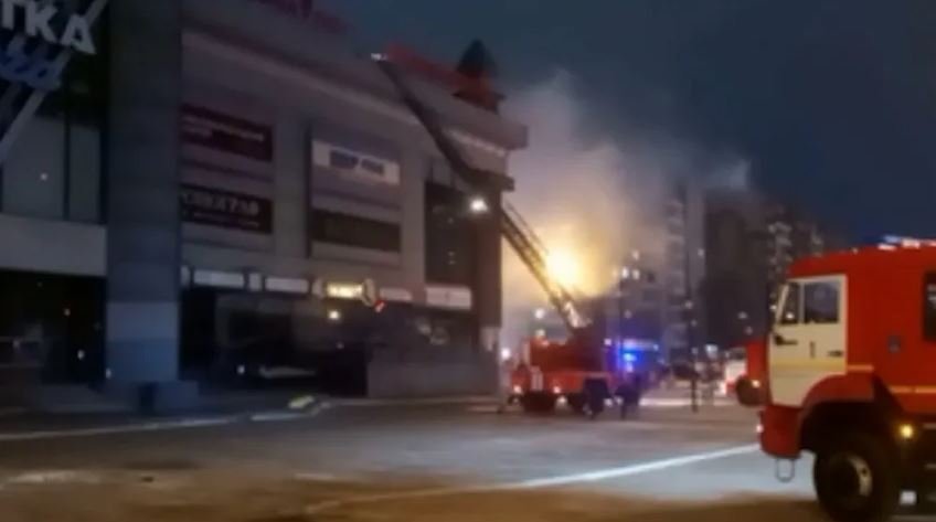 В Красноярске загорелся торговый центр «Взлетка Plaza»