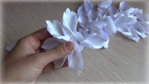 Пышный белый бант на 1 сентября.