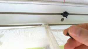 Фиксатор шторы в карнизной шине.