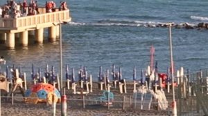 Пляж в Лидо-ди-Остия, Италия. Острые камни.