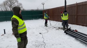 Закручиваем сваи в зимний период.