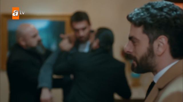 Vedat, Kalelilerin evini basıyor! | Sen Anlat Karadeniz Yeniden... смотреть онлайн