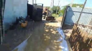 Мини-погрузчик. Погрузка земли на тракторный прицеп.