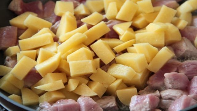 Овощи, тушенные со свининой