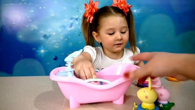 Свинка Пеппа Peppa Pig Family купаются в ванной Распаковка игрового набора Unboxing смотреть онлайн