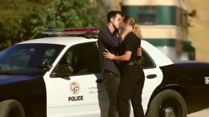 ПРАНК НАД ПОЛИЦЕЙСКИМИ. ЦЕЛУЕТ ДЕВУШЕК ПОЛИЦАЕВ