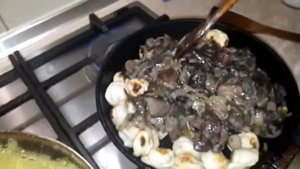 ? Жареные пельмени с грибами и сливками