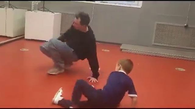 Занятия по брейк-дансу 1 смотреть онлайн