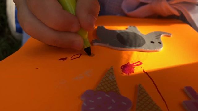 Арина играет в летнем лагере | Игры на улице с детьми и детские поделки из бумаги смотреть онлайн