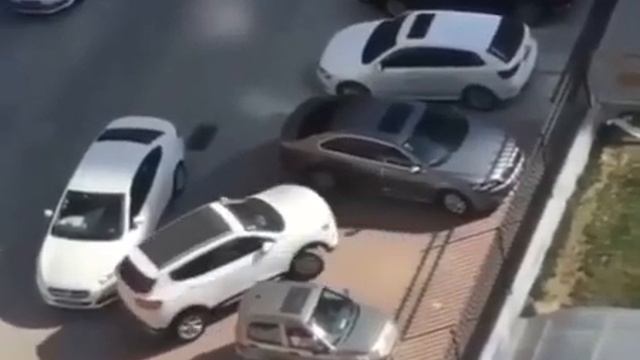 Вот что значит по-настоящему чувствовать габариты. А вы бы так смогли? смотреть онлайн